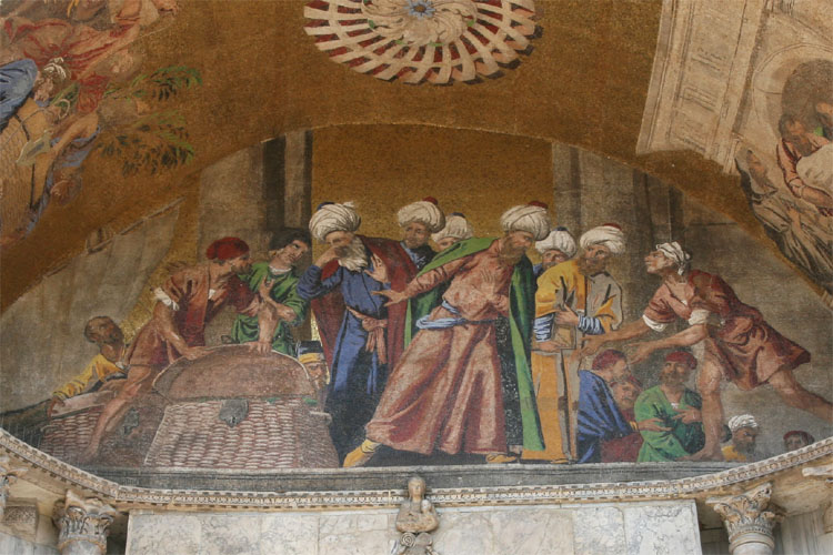 Mosaïque représentant le translatio des reliques de saint Marc dissimulées sous la viande de porc, façade extérieure ouest, basilique Saint-Marc, Venise, Italie, XIIIe siècle, © Archéologie et Histoire Morestel.